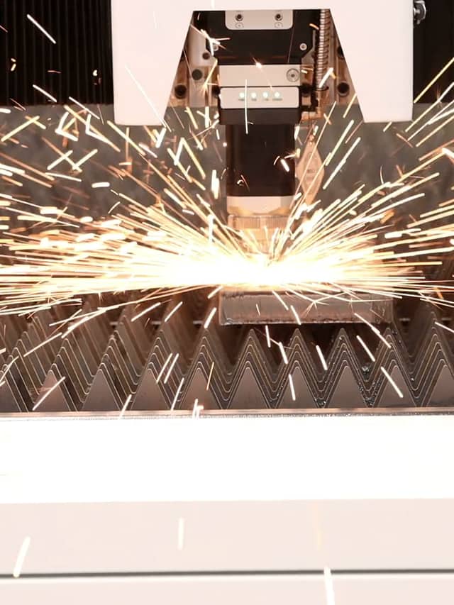 Cabeçote de corte a laser de fibra cortando chapa de aço, com faíscas