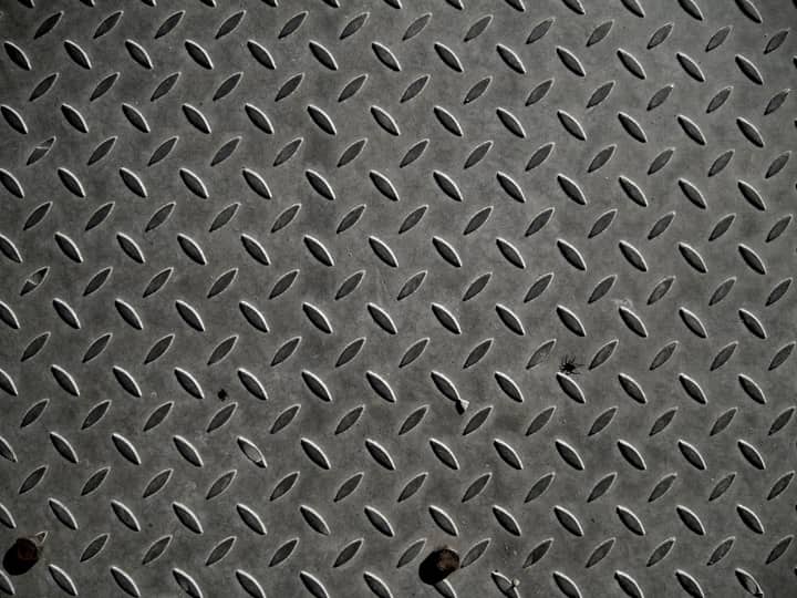 Close de uma chapa de aço carbono com relevo xadrez