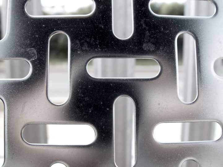 Close de uma chapa de aço inox polido com rasgos
